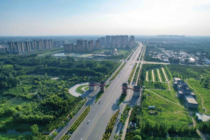 8月12日，俯瞰郑开大道，品种多样的植物装点道路两侧，满目青翠、生机盎然。 全媒体记者 姜菡 摄
